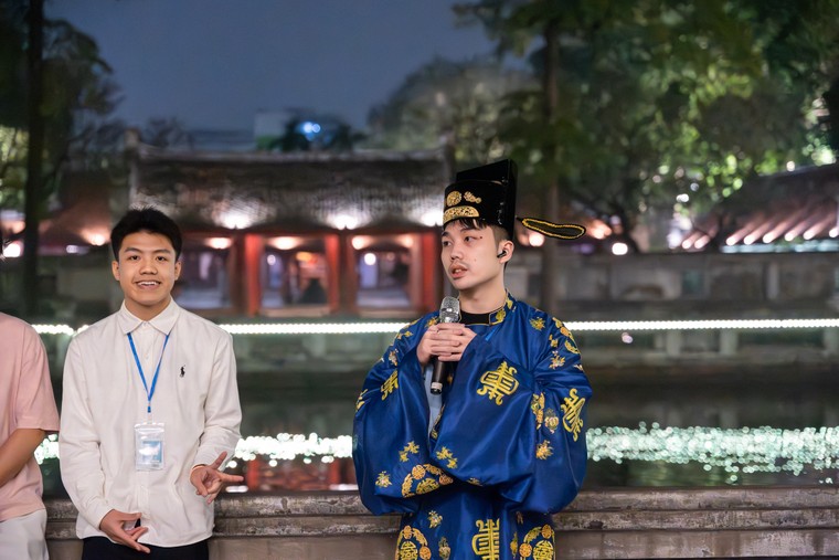 Hồi Ức Sĩ Tử: Mô hình tour đêm thử nghiệm ứng dụng gamification của sinh viên tại Văn Miếu - Quốc Tử Giám ảnh 1