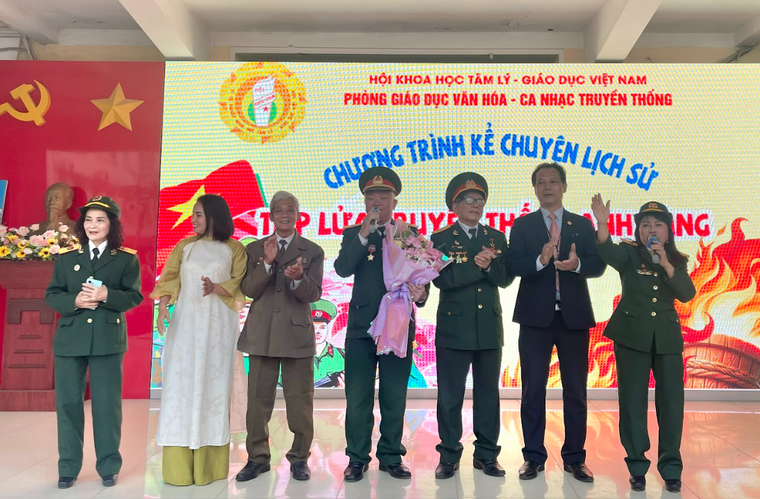 Họa sĩ Lê Duy Ứng: Nhìn đời bằng "tâm nhãn" ảnh 1