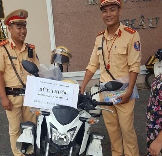 Cảnh sát giao thông tặng bút, thước cho sĩ tử ở kỳ thi THPT Quốc gia ảnh 1