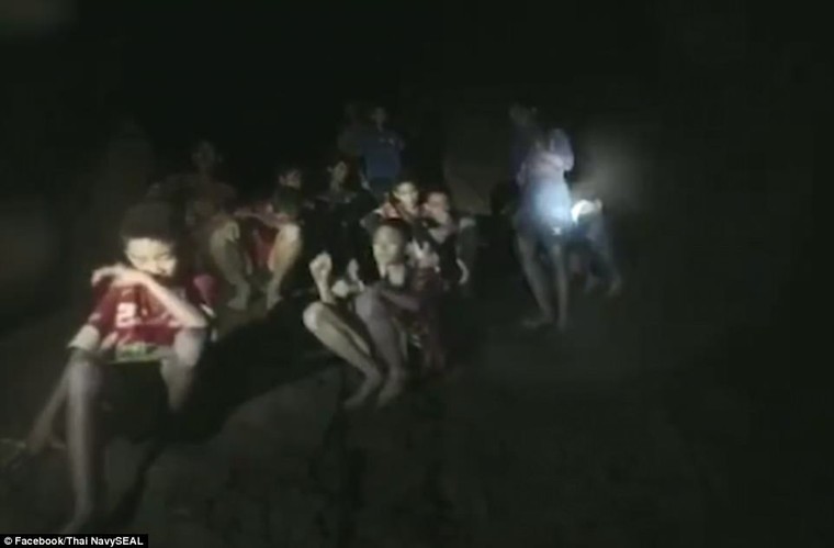 Toàn cảnh vụ giải cứu đội bóng nhí mắc kẹt trong hang ở Thái Lan ảnh 7