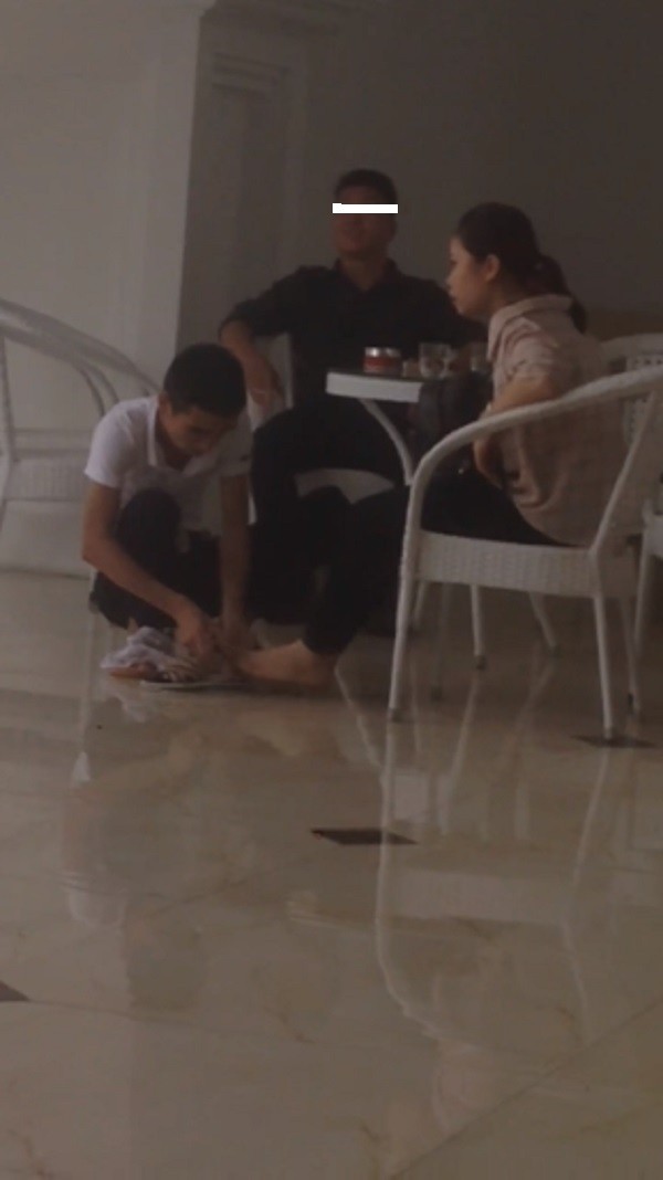 Video: Chàng trai ngồi xổm lau dép cho bạn gái sau khi đi mưa gây tranh cãi ảnh 1