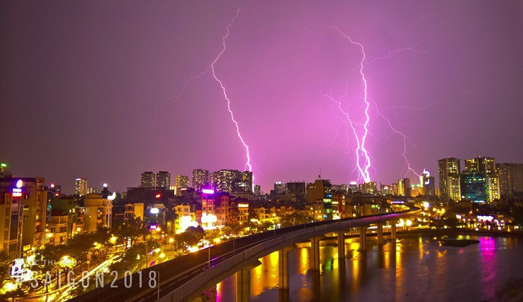 Khoảnh khắc rực rỡ núi non, đô thị, biển cả Việt Nam ảnh 4