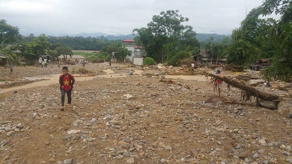 Hãi hùng, bất lực nhìn lũ 'chôn vùi' chồng và nhà ngay trước mắt ảnh 2