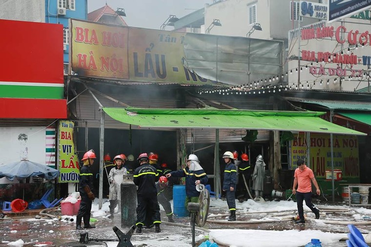 Hà Nội: Cháy quán nhậu trong mưa, nữ nhân viên 16 tuổi tử vong ảnh 1