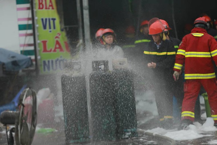 Hà Nội: Cháy quán nhậu trong mưa, nữ nhân viên 16 tuổi tử vong ảnh 2