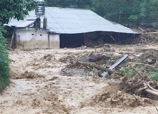 Hãi hùng, bất lực nhìn lũ 'chôn vùi' chồng và nhà ngay trước mắt ảnh 4