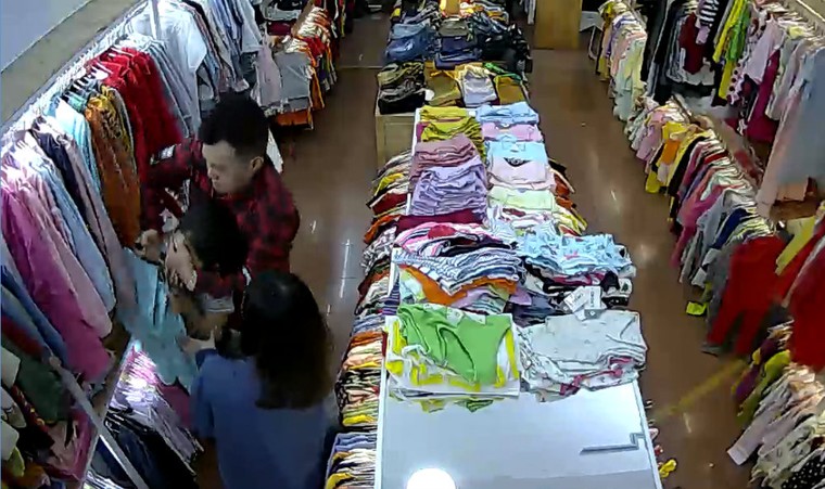 Tên cướp đi cùng cô gái đâm tới tấp nhân viên bán quần áo ảnh 2