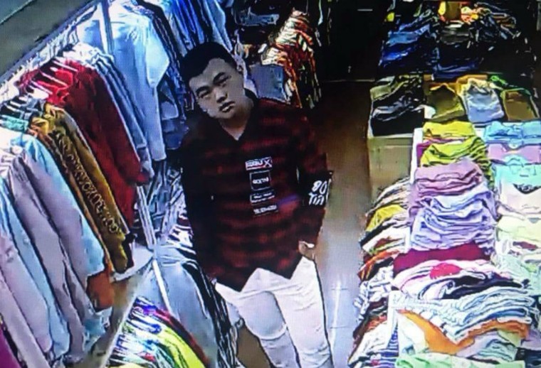 Tên cướp đi cùng cô gái đâm tới tấp nhân viên bán quần áo ảnh 4