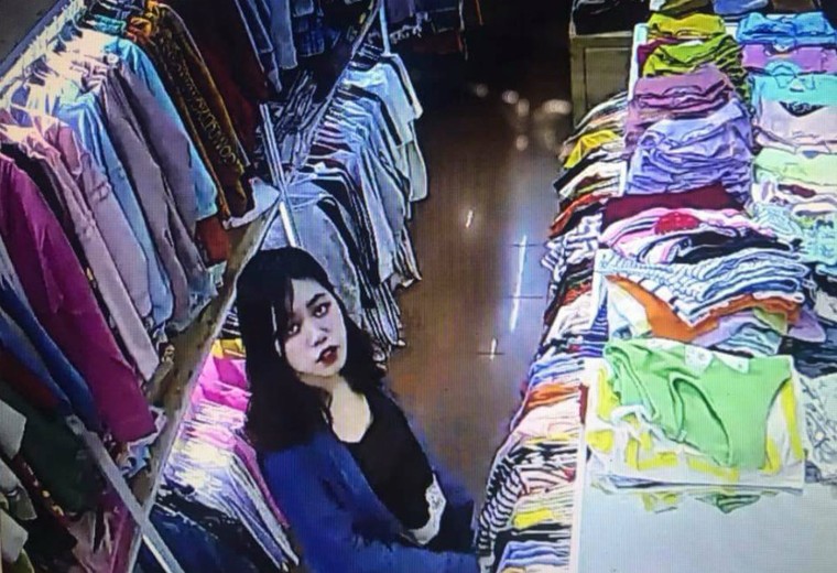 Tên cướp đi cùng cô gái đâm tới tấp nhân viên bán quần áo ảnh 5