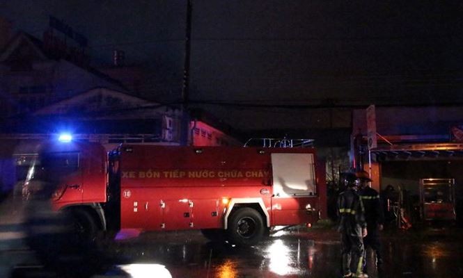 Người dân tháo chạy vì kho bao bì bất ngờ bốc cháy dữ dội ảnh 1