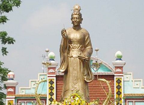 Nữ thi sĩ nổi danh nào trong sử Việt dám tự ý thăng đường xử án thay chồng?