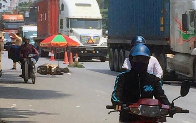 Va chạm với xe đầu kéo, người phụ nữ chết thảm trên quốc lộ ảnh 2