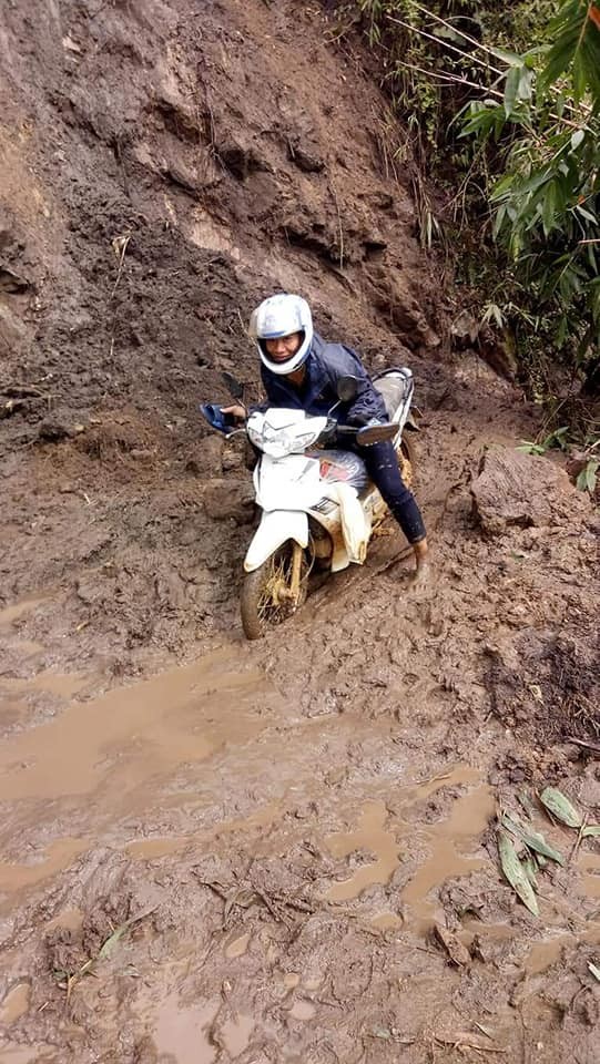 Thầy cô vượt đường ngập bùn nửa bánh xe, đưa chữ lên non ảnh 1