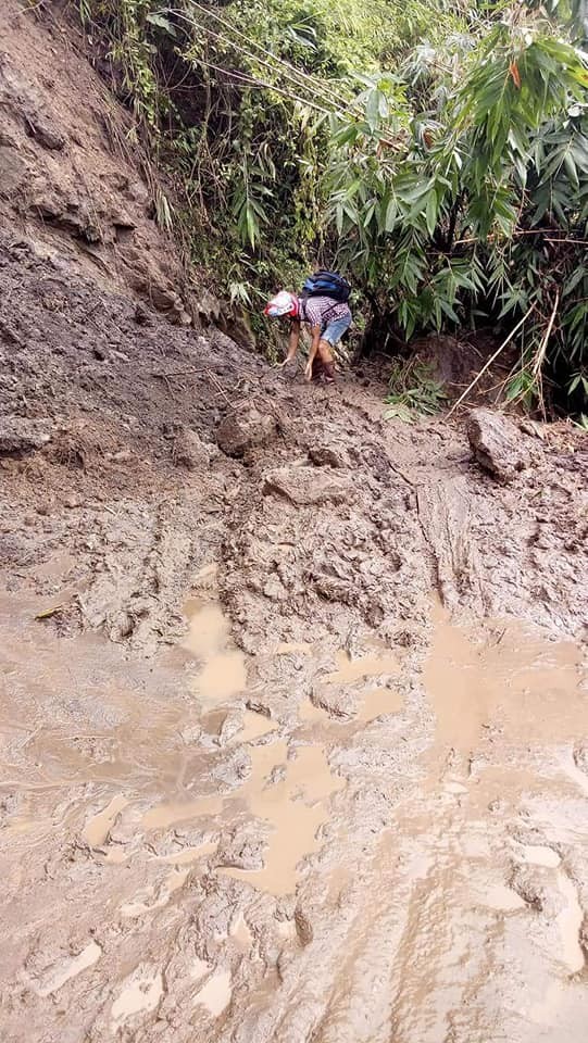 Thầy cô vượt đường ngập bùn nửa bánh xe, đưa chữ lên non ảnh 2