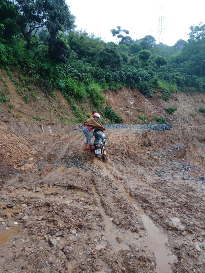 Thầy cô vượt đường ngập bùn nửa bánh xe, đưa chữ lên non ảnh 4