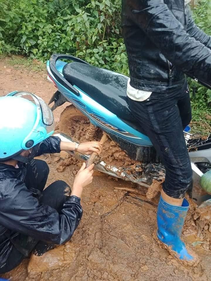 Thầy cô vượt đường ngập bùn nửa bánh xe, đưa chữ lên non ảnh 6