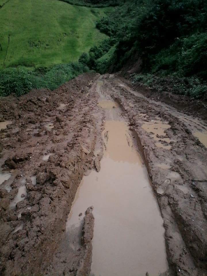 Thầy cô vượt đường ngập bùn nửa bánh xe, đưa chữ lên non ảnh 7