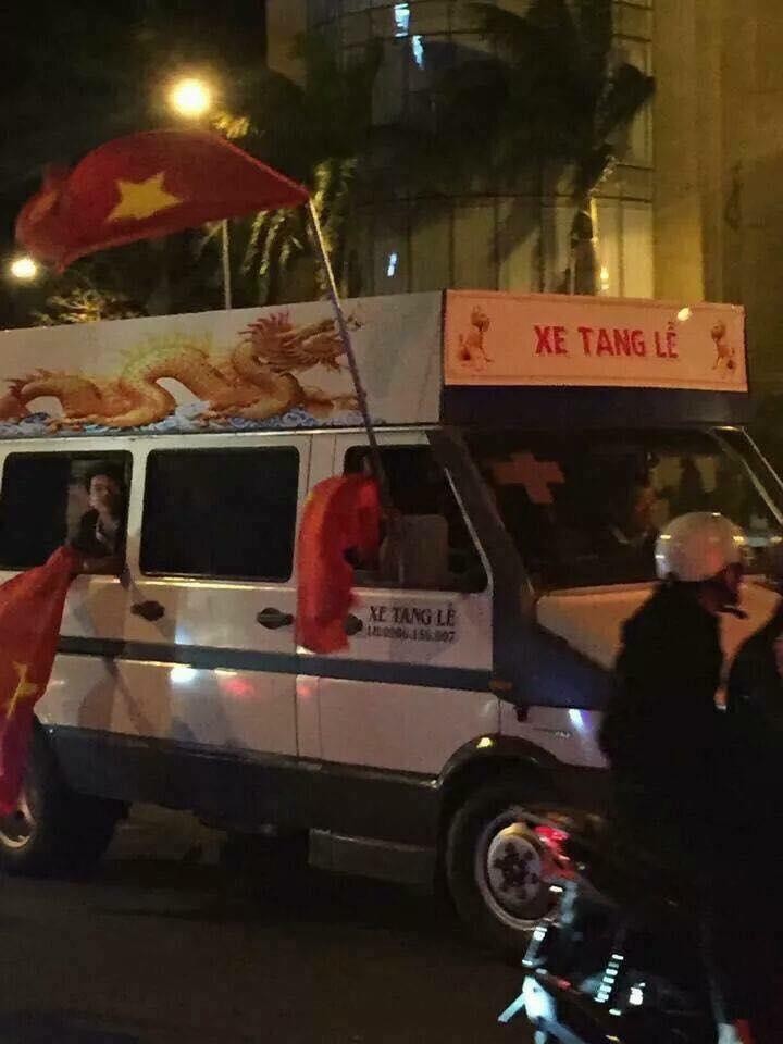 Đêm không ngủ của CĐV ba miền sau chiến thắng Syria ảnh 8