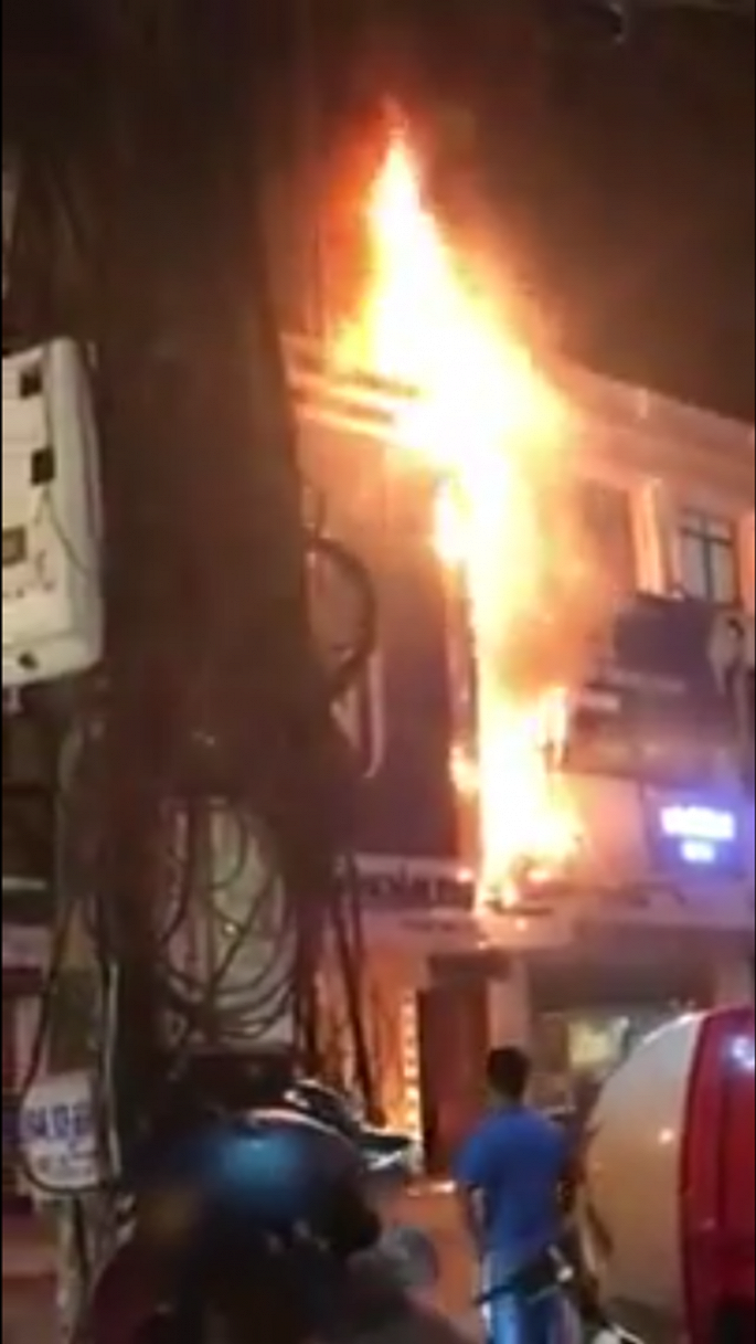 Thanh Hóa: Cháy lớn trong đêm, nhiều nhà dân bị lửa thiêu rụi ảnh 1