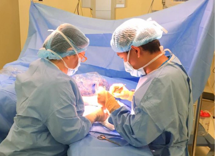 Bé gái bị dính ngón tay, chân vì mắc hội chứng hiếm gặp ảnh 1