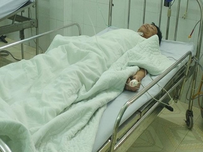 Thanh sắt 1,5 m đâm xuyên cổ người đàn ông ảnh 1