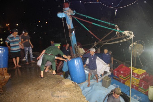 Chìm tàu cá, 10 ngư dân thoát cửa tử thần ảnh 1