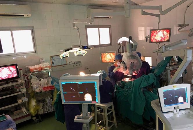 Cứu sống bé trai chảy máu não bị bệnh viện trả về 2 lần ảnh 1