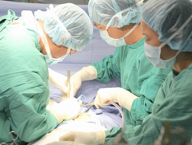 Cứu nam thanh niên nguy kịch vì bị đâm thủng tim ảnh 1