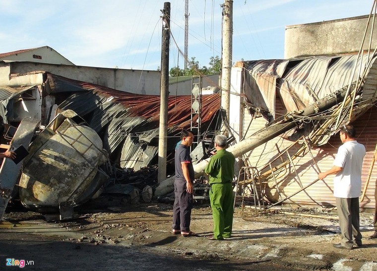 Hiện trường vụ cháy xe bồn chở xăng làm 6 người chết ở Bình Phước ảnh 6