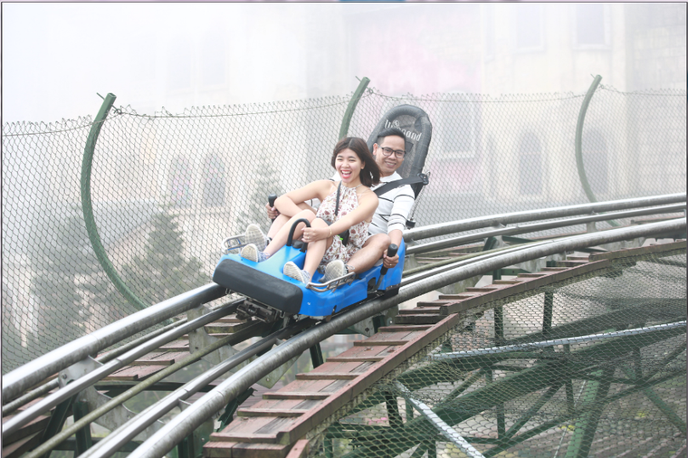 Du khách Hàn Quốc phấn khích thử siêu phẩm đường xe trượt ống 3 vòng xoáy tại Bà Nà ảnh 2