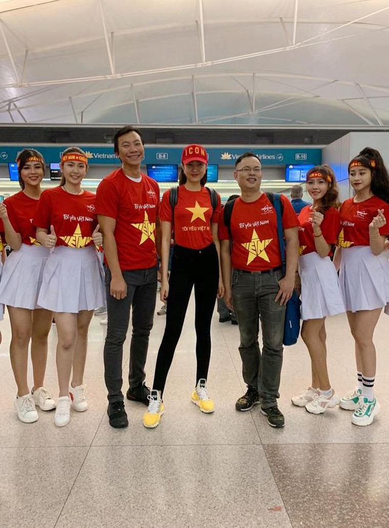 Á hậu Lệ Hằng, MC Bình Minh và dàn sao sang Malaysia cổ vũ Việt Nam ảnh 6