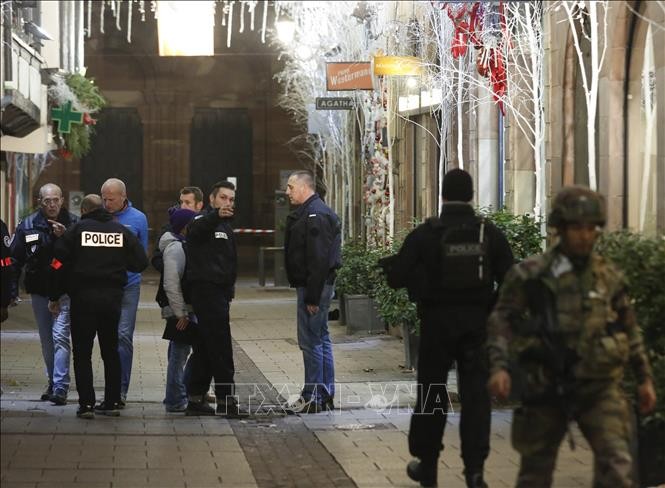 Pháp ráo riết truy lùng nghi can vụ xả súng ở chợ Giáng sinh ảnh 1