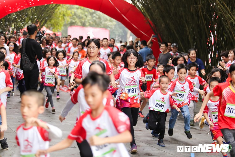 Học sinh cấp 1 ở Hà Nội thi chạy bộ gây quỹ từ thiện trước Giáng sinh ảnh 1