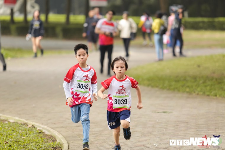 Học sinh cấp 1 ở Hà Nội thi chạy bộ gây quỹ từ thiện trước Giáng sinh ảnh 2