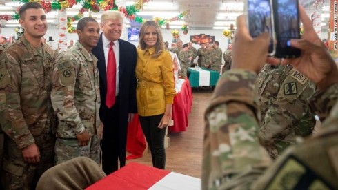 Tổng thống Trump và phu nhân bất ngờ tới thăm quân đội Mỹ ở đâu?