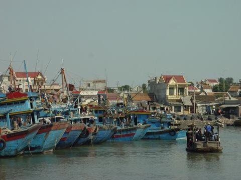 Phía tây và tây nam giáp với xã nào?