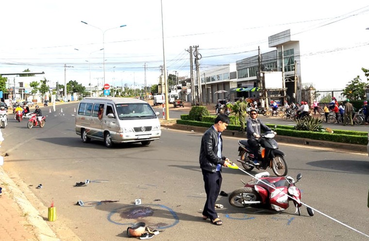 Ô tô khách húc văng 2 xe máy, 4 người thương vong ảnh 1