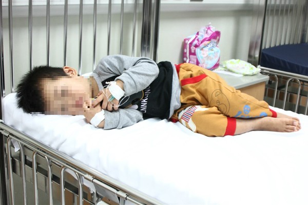 Tưởng thuốc tâm thần là kẹo, 3 chị em ngã lăn ra bất tỉnh ảnh 1