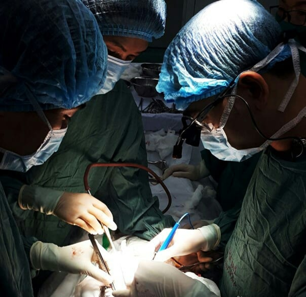 3 phút 'chạy đua' cứu sống bệnh nhân bị thanh gỗ đập vỡ tim ảnh 1