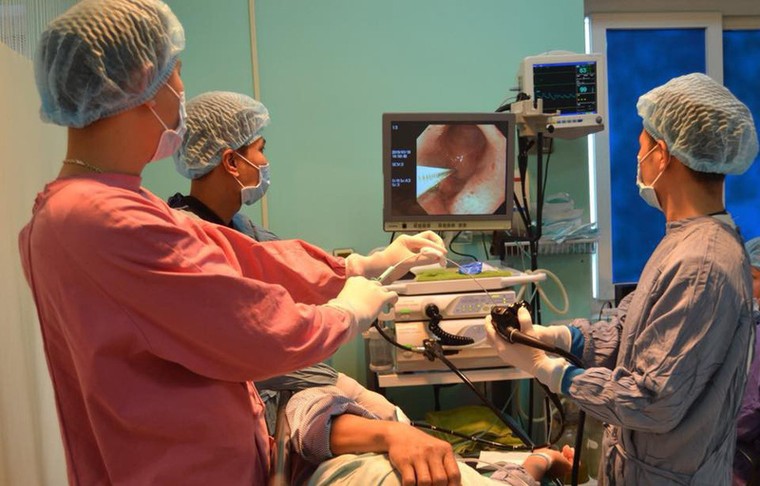 Nhiễm trùng, chảy mủ thực quản vì chữa hóc xương gà bằng mẹo ảnh 1