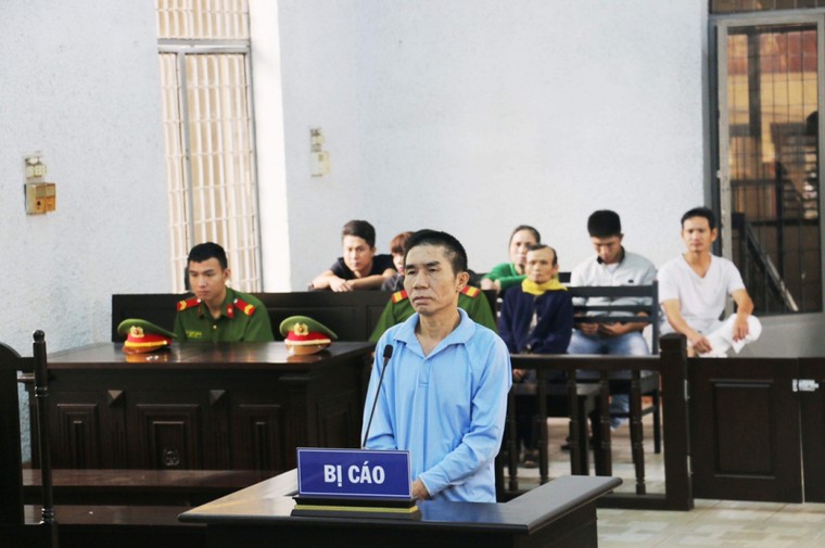 Kẻ dùng dao đâm chết vợ ngay tại toà lĩnh 20 năm tù ảnh 1