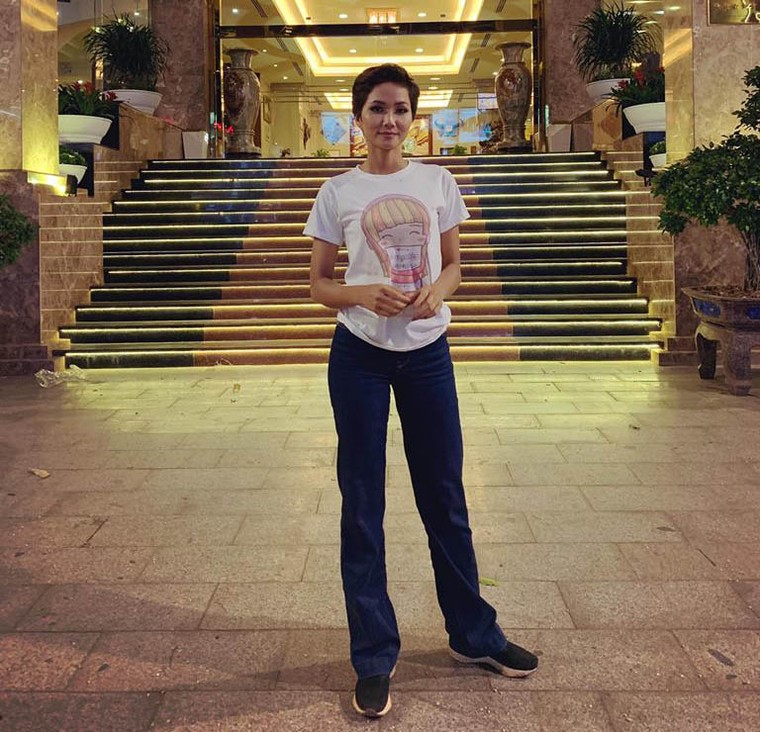 Lý do H'Hen Niê mặc áo hàng chợ 40 ngàn đồng, đi giày bẩn lên máy bay ảnh 2