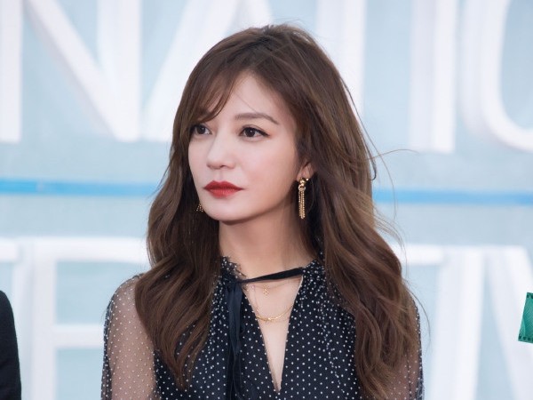 Triệu Vy lên tiếng về hình ảnh hôn đạo diễn Lý Phi ở nhà hàng ảnh 2