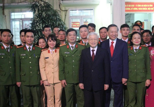 Tổng Bí thư, Chủ tịch nước dâng hương tại chùa Trấn Quốc tối giao thừa ảnh 1