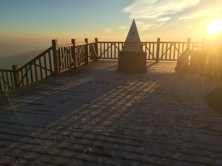 Du khách phấn khích đổ về Fansipan ngắm băng giá, chiêm bái xá lợi Phật ​ ảnh 1