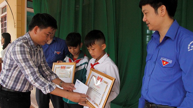 Khen thưởng hai học sinh dũng cảm cứu người bị đuối nước ảnh 1