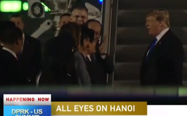 Hình ảnh đầu tiên của Tổng thống Mỹ Donald Trump tại Nội Bài ảnh 1