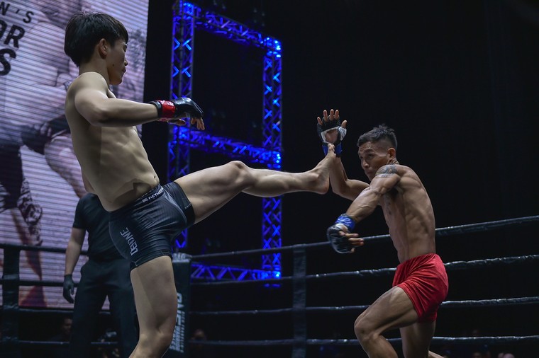 Ảnh: Trần Quang Lộc giành chiến thắng đầu tiên tại ONE Championship ảnh 1