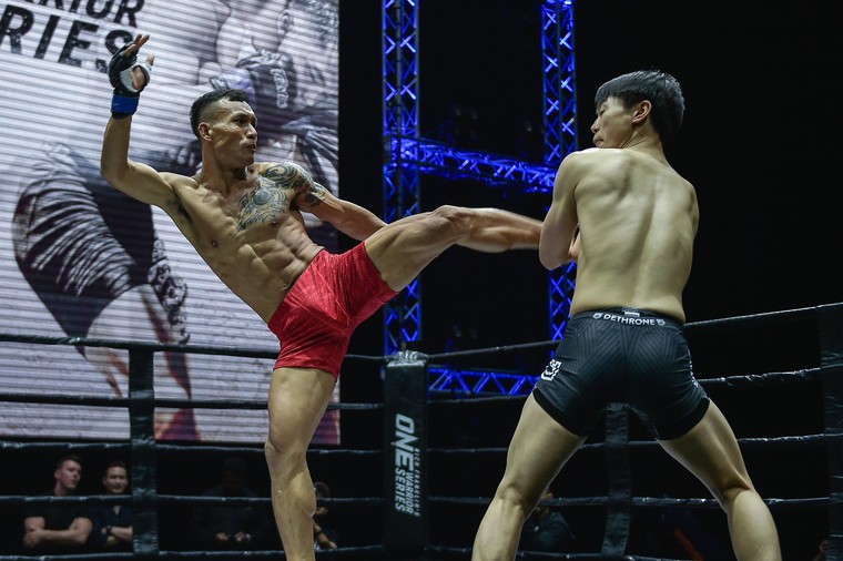 Ảnh: Trần Quang Lộc giành chiến thắng đầu tiên tại ONE Championship ảnh 2