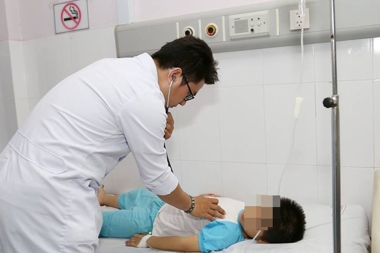 Nuốt nhầm đồ chơi xếp hình, bé trai nguy kịch ảnh 1